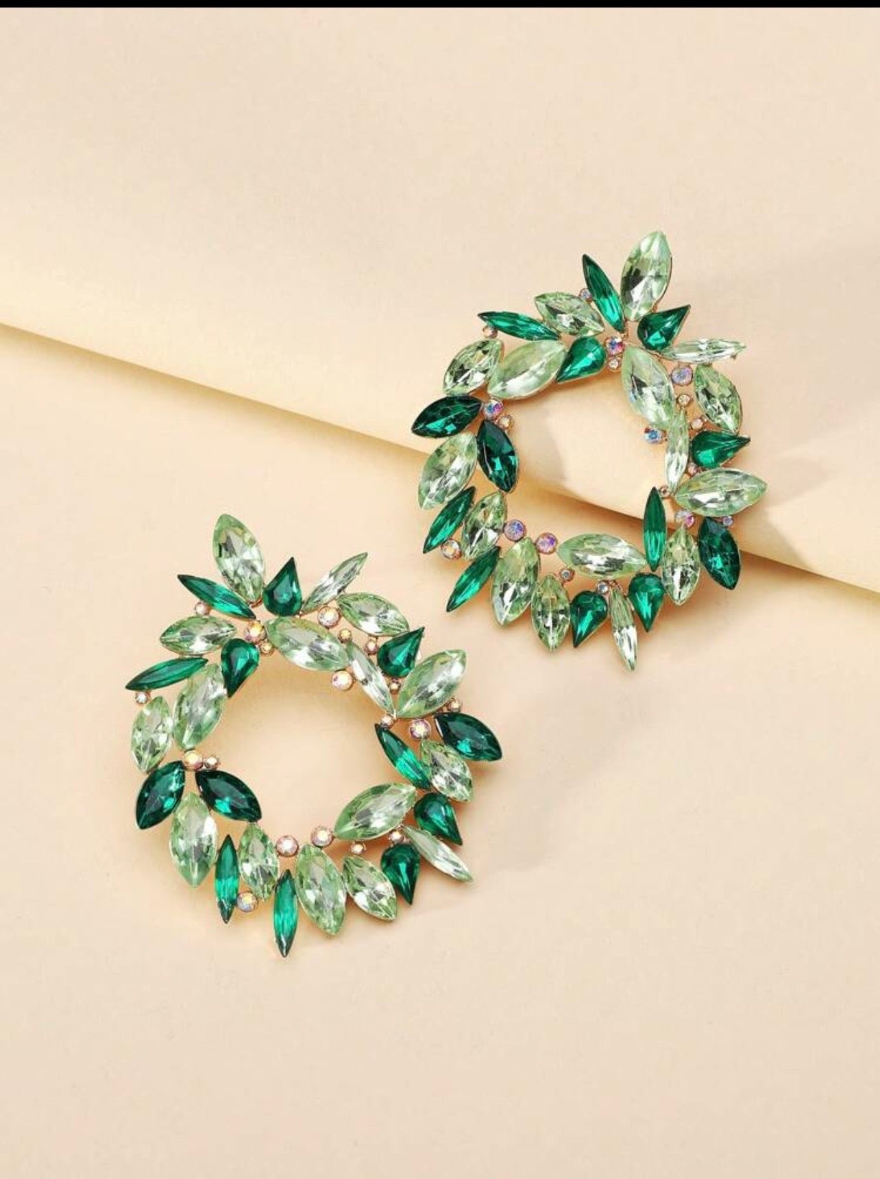 Boucles d’oreilles vertes avec perles, style frais et moderne
